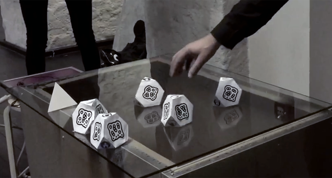 Prototyp av musikstation med tärningar i den kommande huvudutställningen På scen