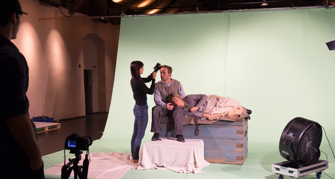 Inspelning pågår med konstnärerna Davy och Kristin McGuire och skådespelarna Robert Noack och Maria Ylipää.